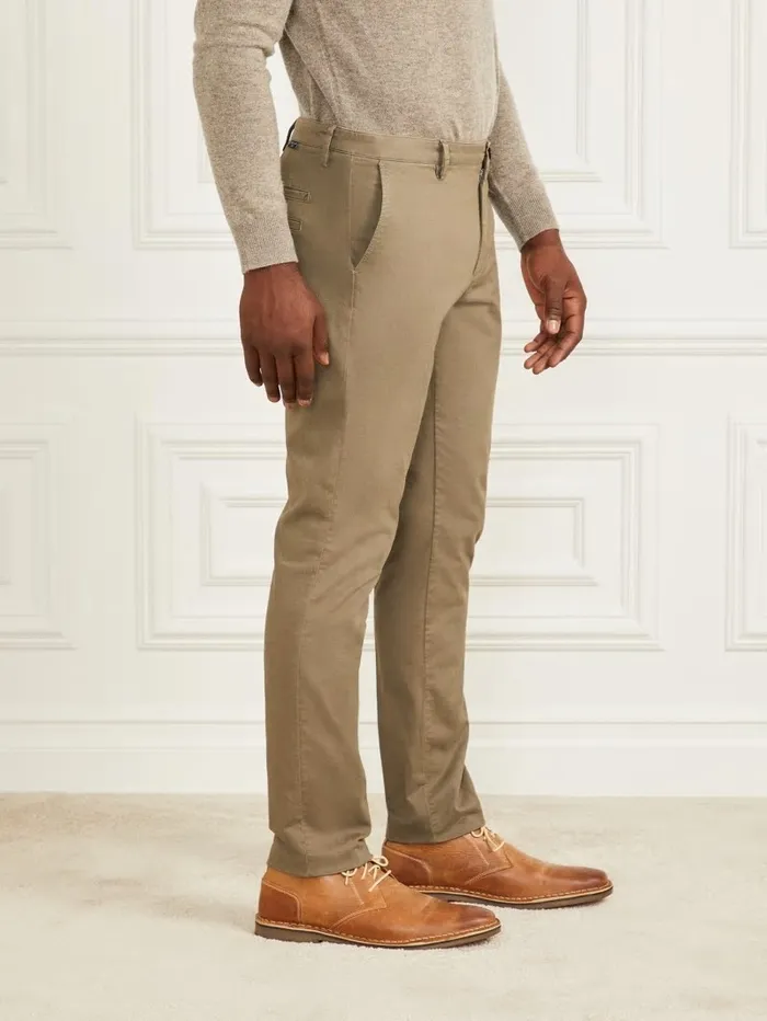 GUESS Pants and Shorts Men Eco Hugh Easy Chino Pant Green Canteen GUESS Pants and Shorts Men Eco Hugh Easy Chino Pant Green Canteen