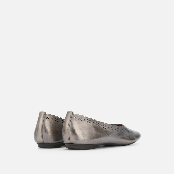 Kenneth Cole Eugene Scalloped Metallic Travel Ballet Flat Pewter Women Flats