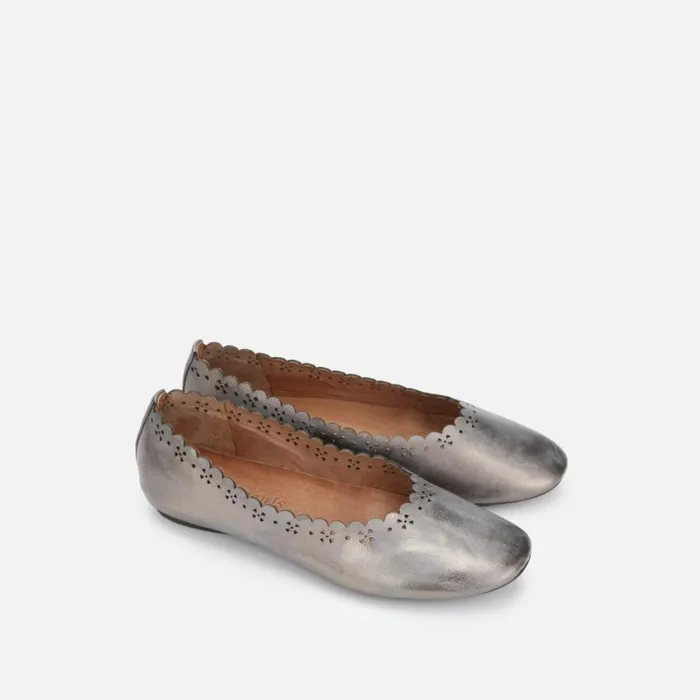 Kenneth Cole Eugene Scalloped Metallic Travel Ballet Flat Pewter Women Flats